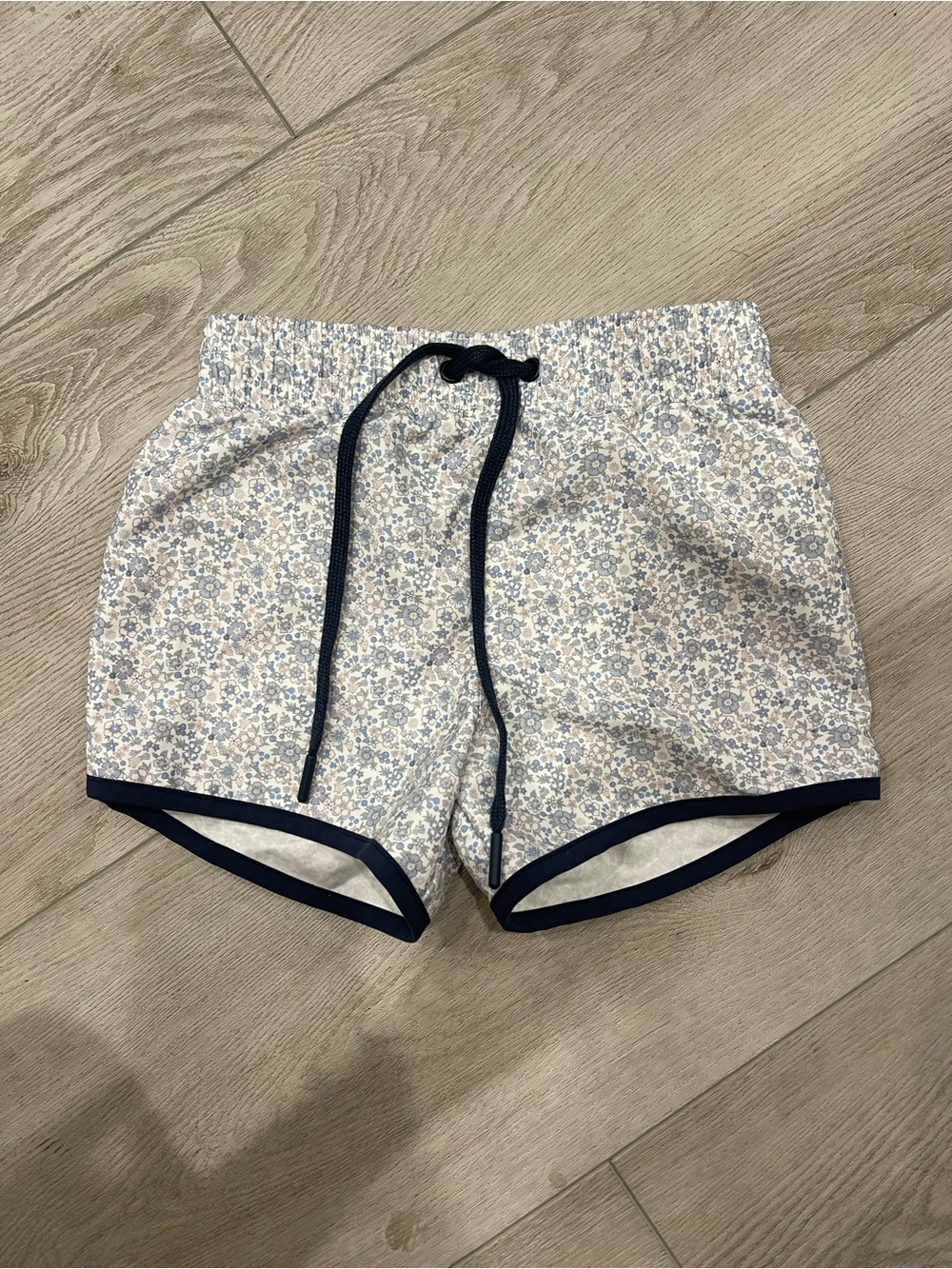 Minnow boys slate floral boardie, size 5/6 EUC